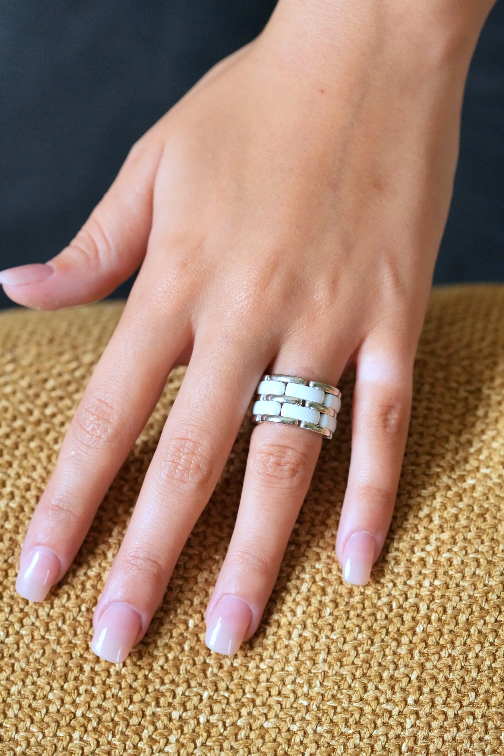 Chanel Bague Ultra grand modele en or blanc et ceramique blanche T50 51 Bijoux Anciens Paris E shop de Bijoux Anciens Vintage de luxe